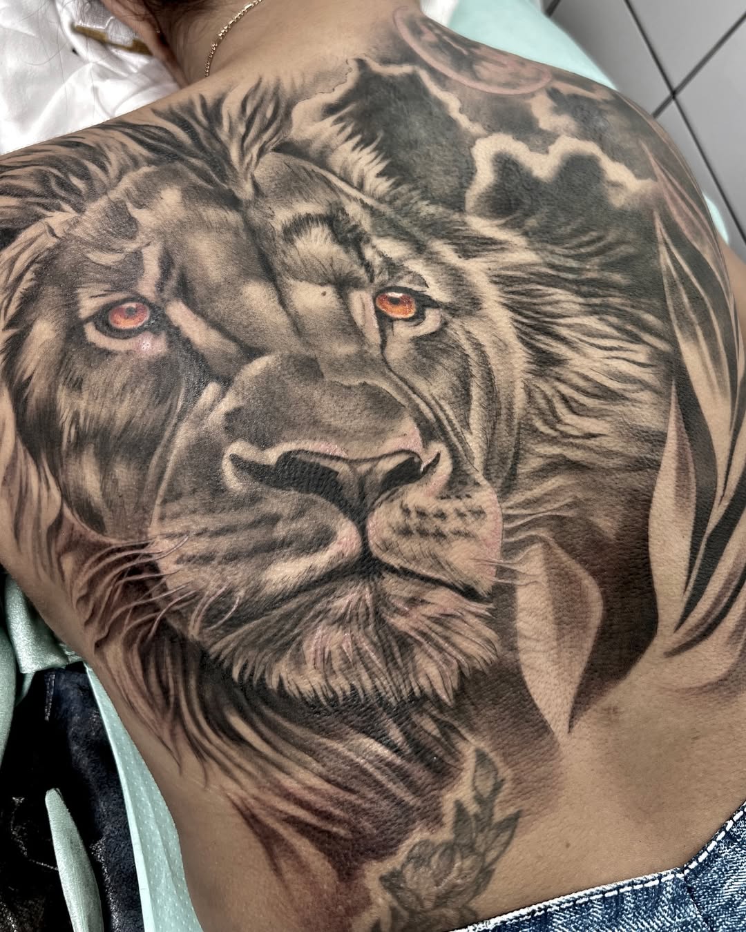 Tatuaje realista de león con alto nivel de detalle realizado en Córdoba