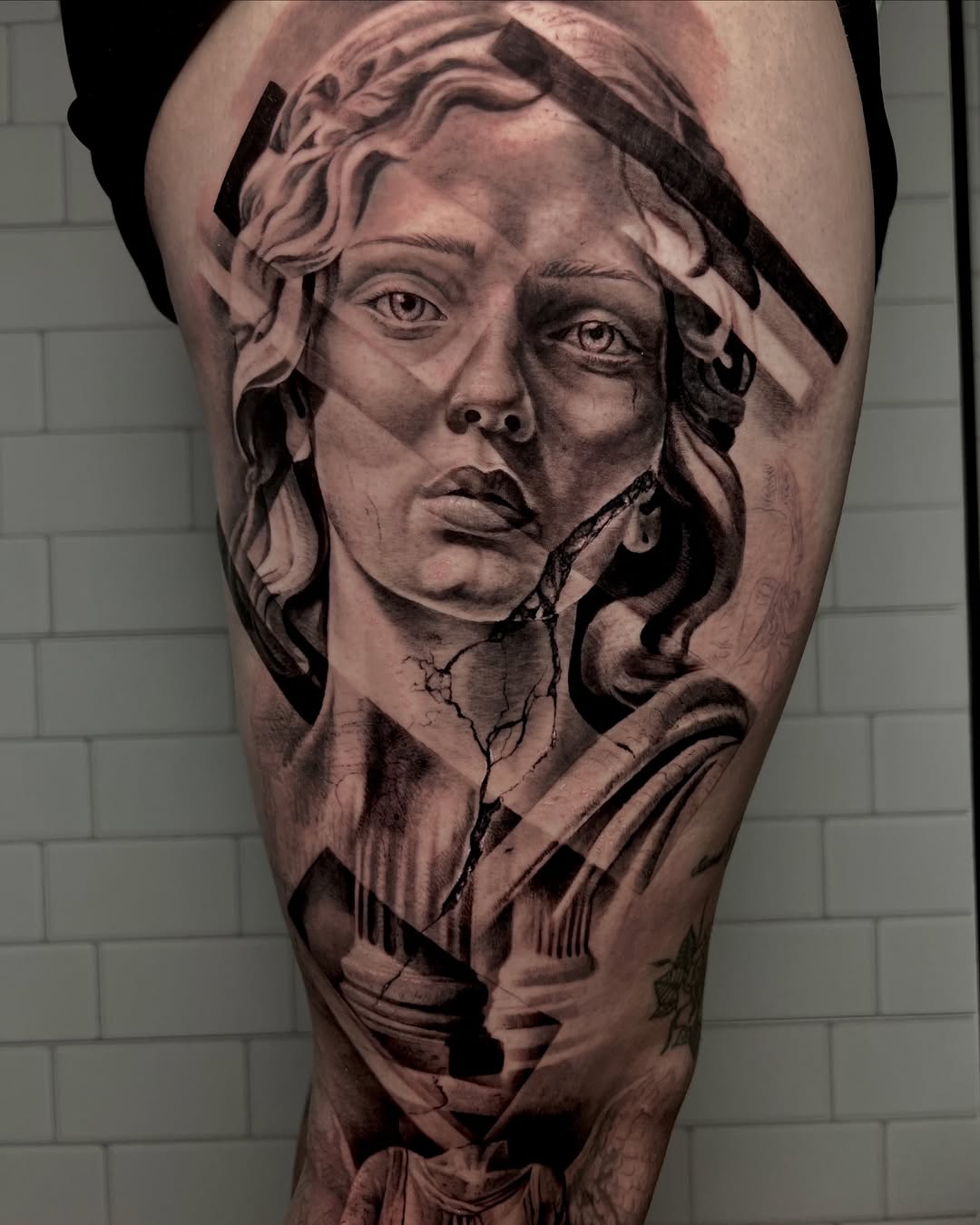 Tatuaje realista de figura mitológica femenina estilo escultura en Córdoba