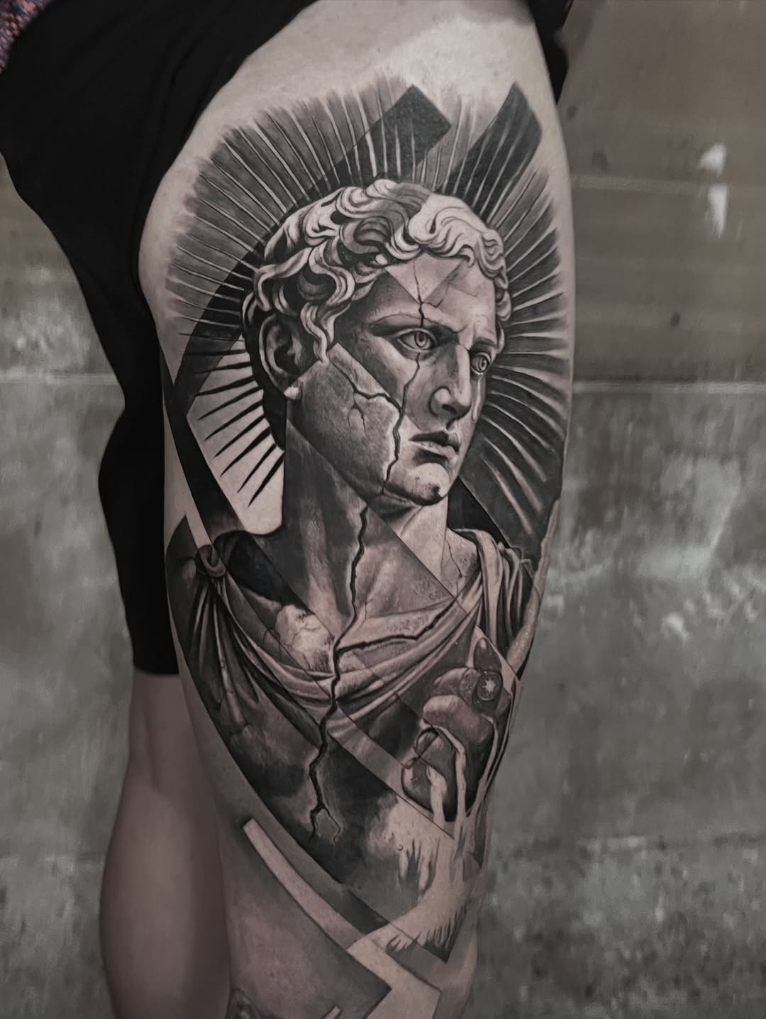 Tatuaje realista de Lucifer portador de la luz con estética clásica en Córdoba