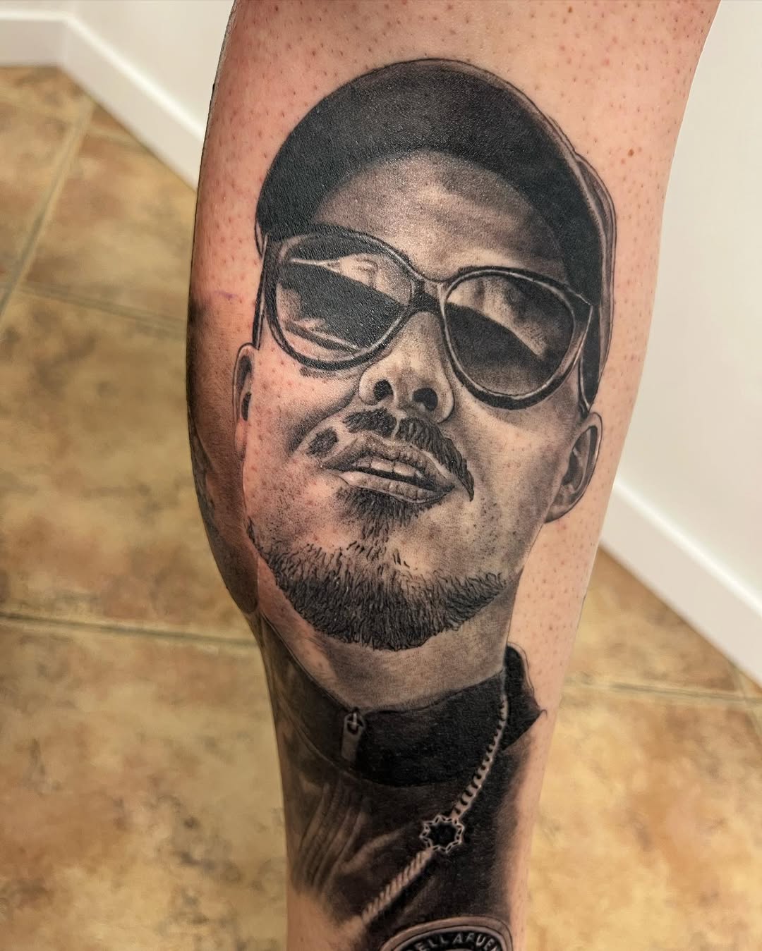 Tatuaje retrato realista del artista Dellafuente realizado en Córdoba